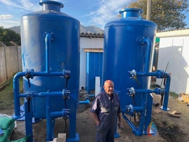 Trabajadores realizando el montaje del sistema de filtros